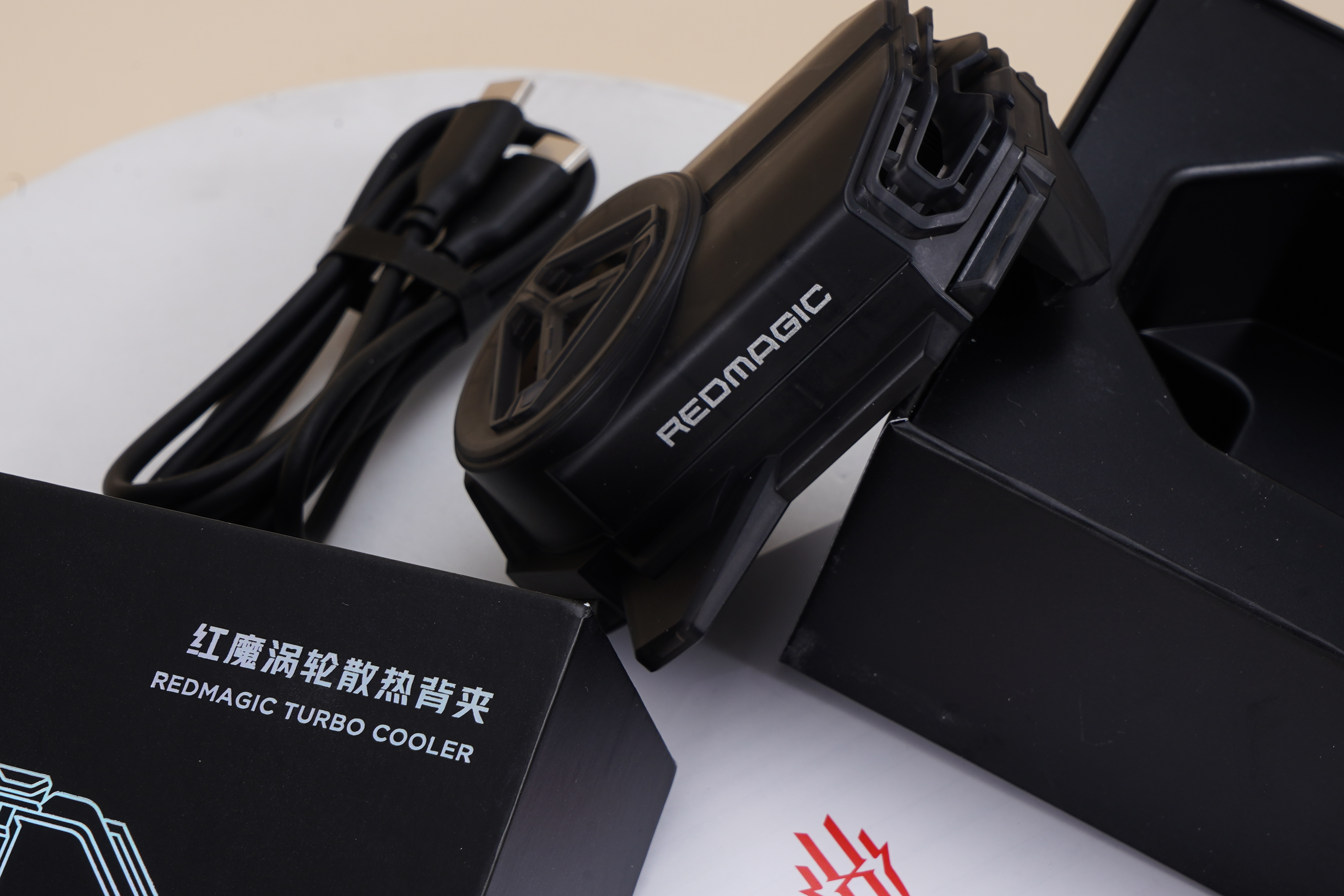 为冷静而发，全面压制火龙的红魔手机散热背夹