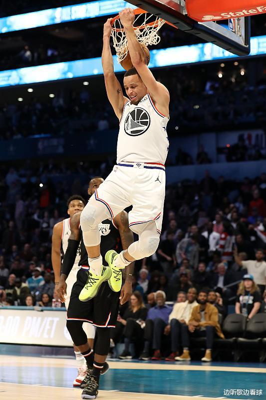 nba库里扣篮(库里—金州拉文的扣篮执念,细数那些年库里的搞笑扣篮)