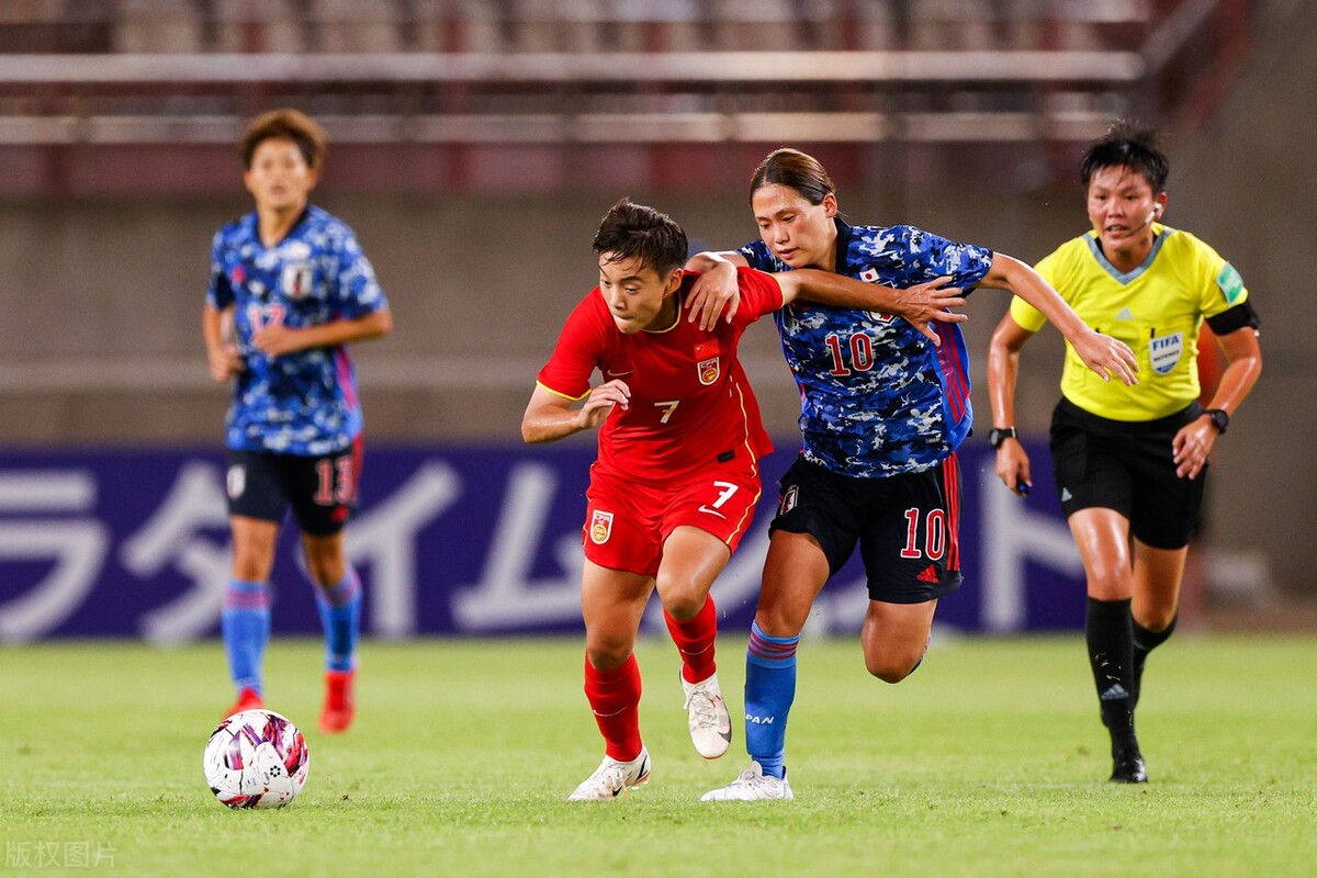 中国女足为什么不踢世界杯(0比0！中国女足遭压制却有2大进步，媒体人嘲讽日本队：完全落伍)