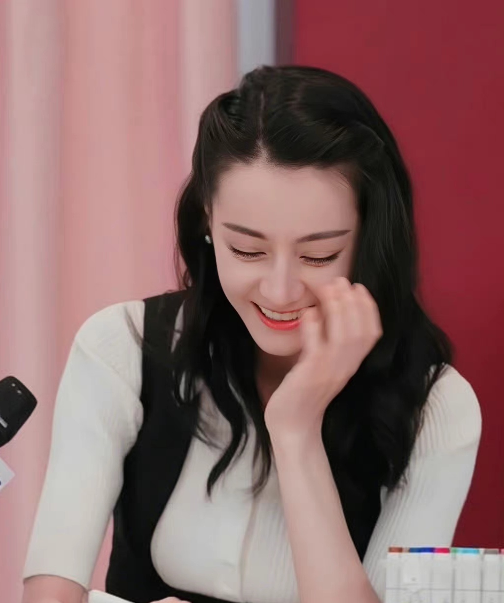 迪丽热巴直播曝生图,穿搭已变保守,30岁反而变清纯了