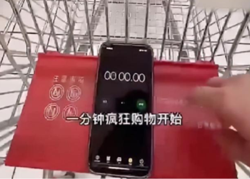 女生期末成绩优异，家长奖励一分钟任意购物，结账时却五味杂陈