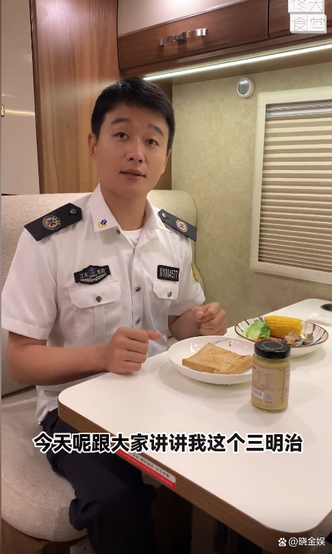 佟大为：不吃盒饭开小灶，拍摄《奔跑吧急救医生》间隙自己做晚饭