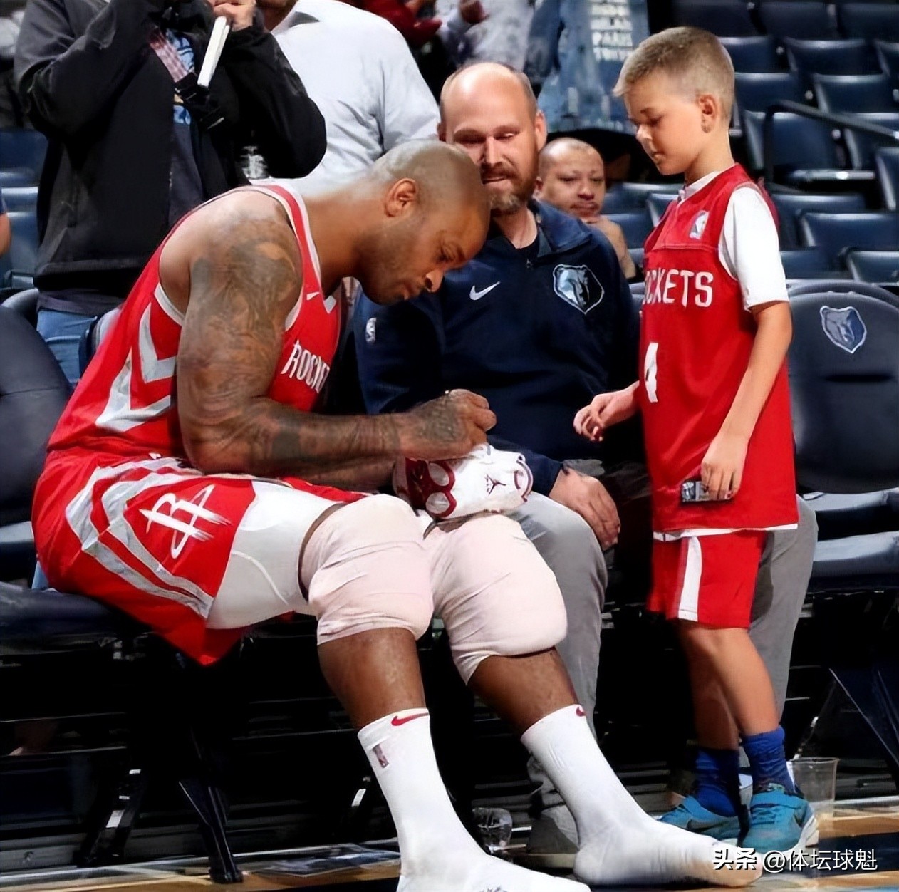 nba篮球鞋垫为什么不送人（球星送鞋为何把鞋垫抽出来，怕味道熏住球迷？其中的学问可多了）