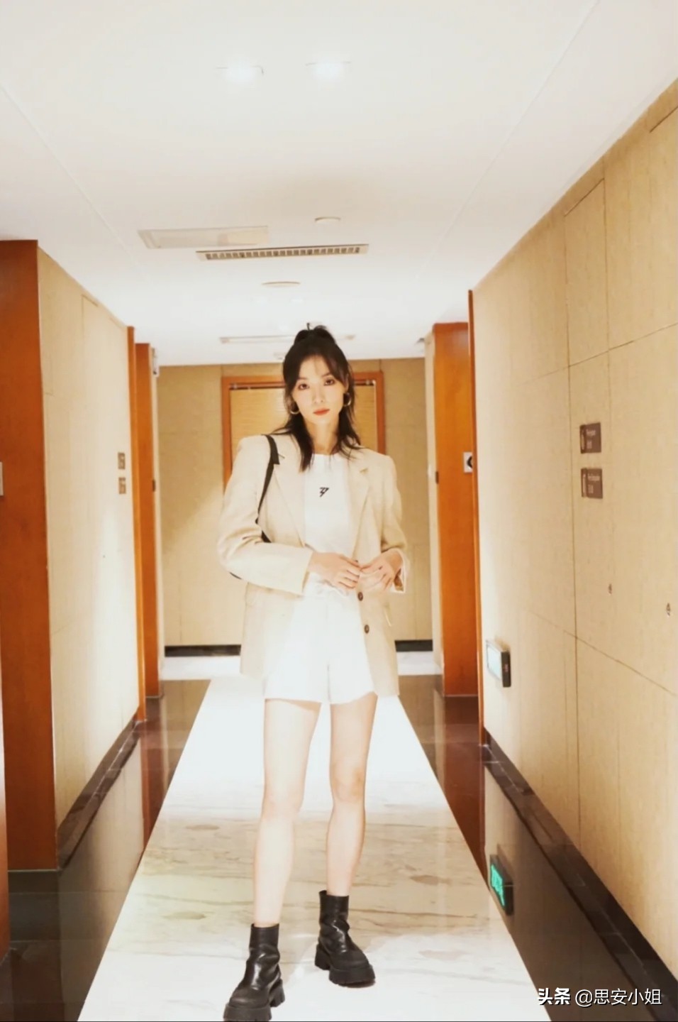 剧抛脸齐溪长相真高级，私服穿搭贵气感十足，背个水壶都很时尚