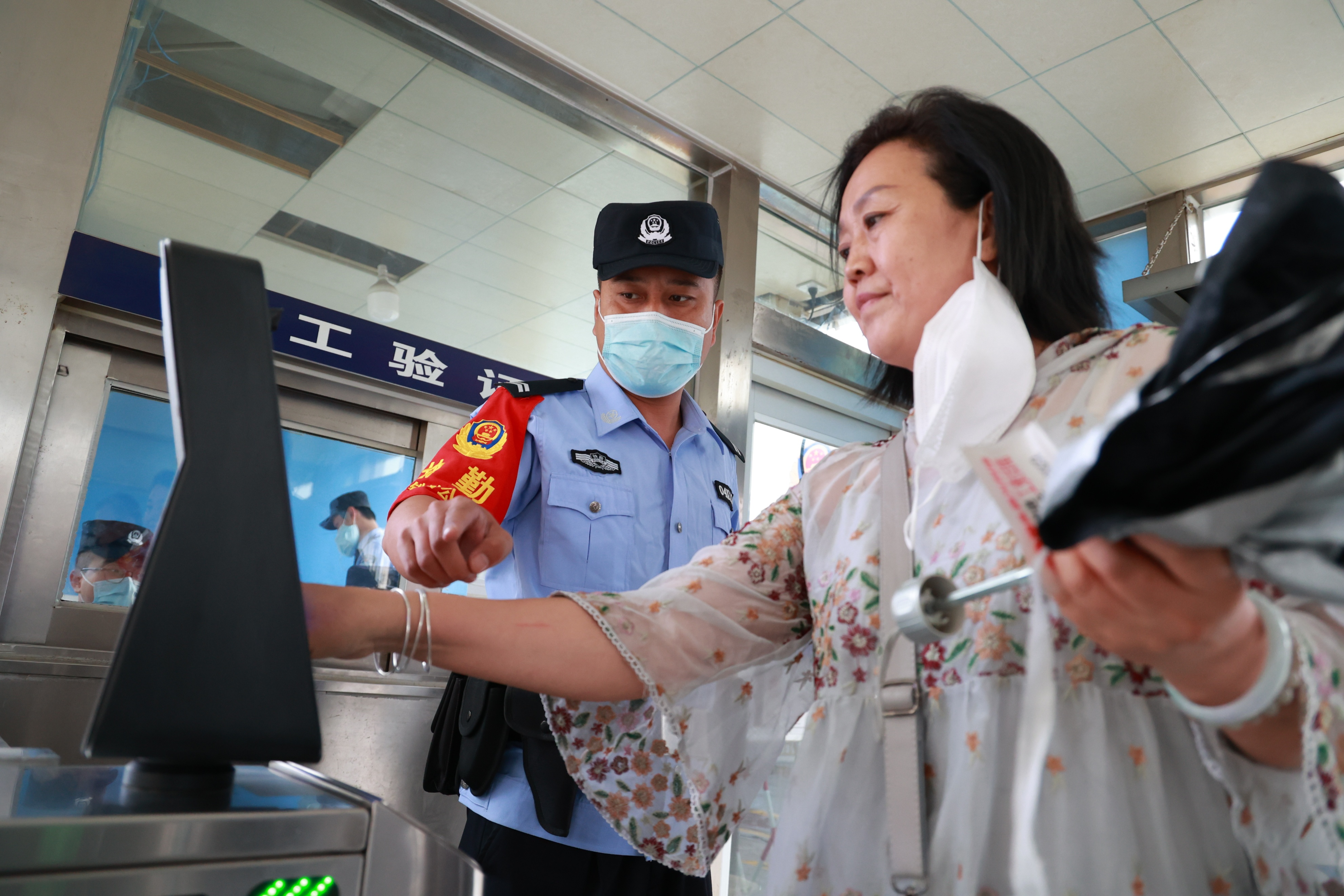 包头铁警服务旅客保平安