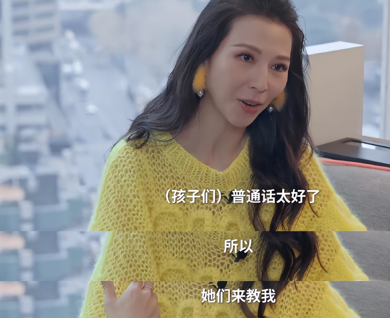 蔡少芬首谈带仨娃心酸，十年没睡过整觉，因带娃肩膀累到疼四个月