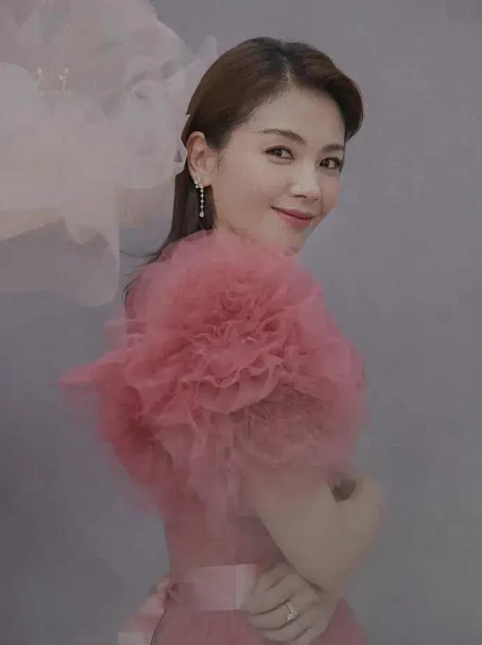 刘涛的少女心，粉色纱质长裙，优雅美丽，摇曳多姿