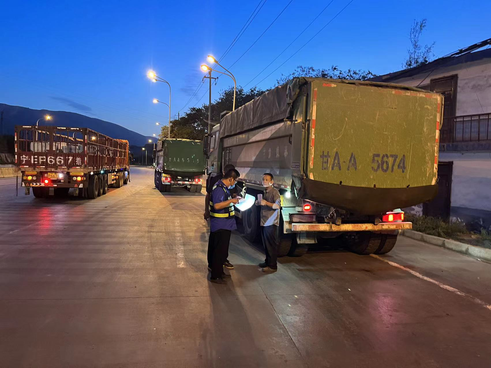 西固区城市管理局规范夜间违规渣土车辆排放行为