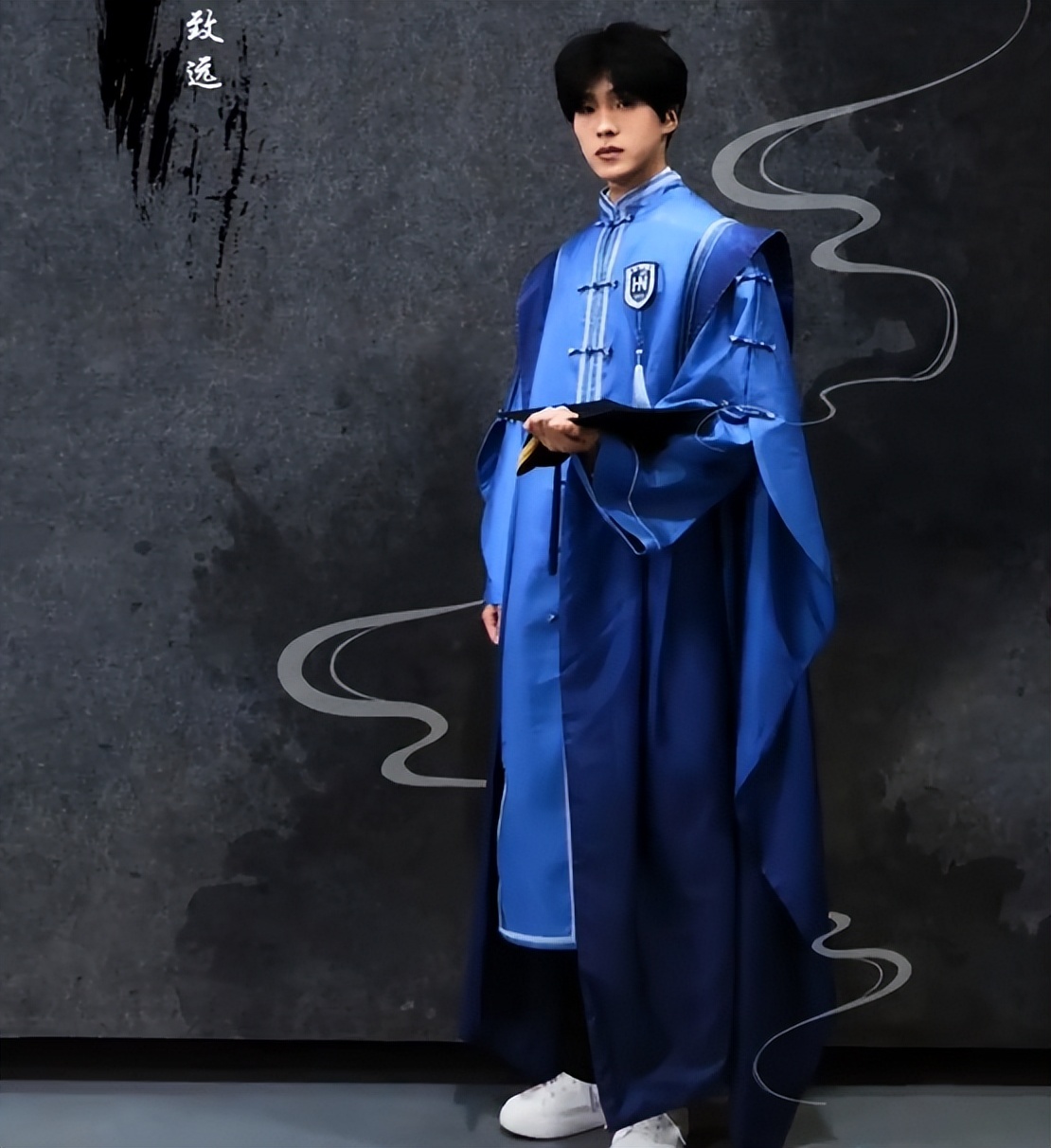 高校学生拒绝“学士服”，亲自设计中式风格，拍出不一样的毕业照