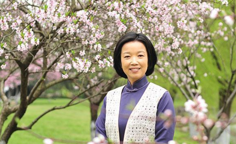 忠贞者邓颖超：青年时期的她有多优秀？她与周总理如何走到一起？