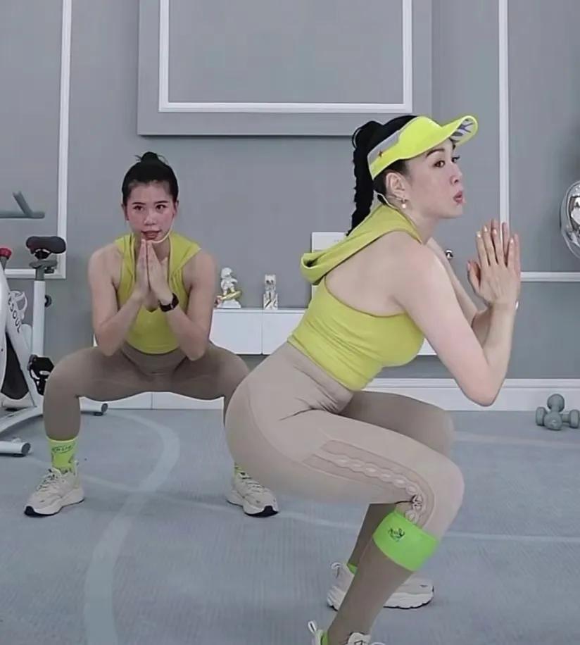 钟丽缇模仿刘畊宏跳操，累到直喘气腰赘肉抢镜网友：还没我身材好