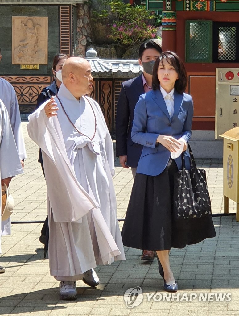 拜登访问韩国，夸了最美第一夫人金建希三次：如此漂亮知性的女人