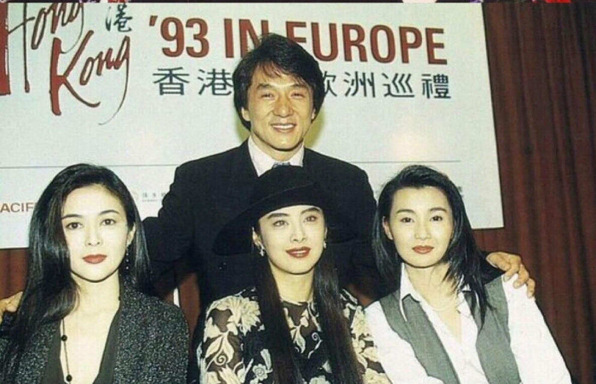 据说当年王祖贤刚走进赌场的大门,就成了全场的焦点,许多男性都过来和