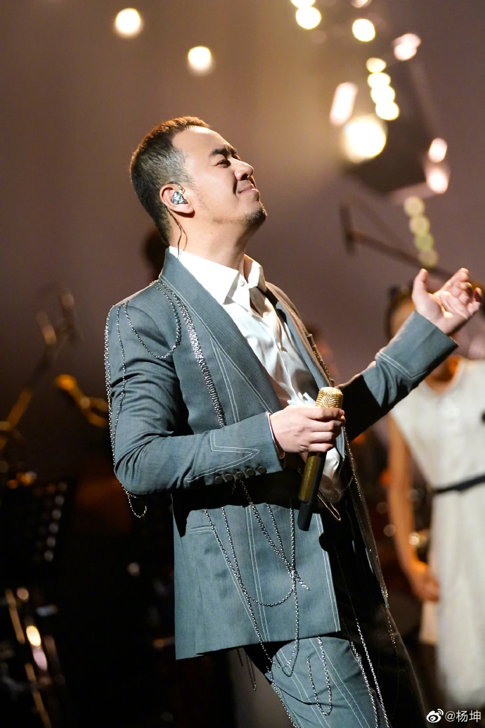 杨坤,昨红光满面带小美女吃饺子,今上北京卫视跨年演唱无所谓
