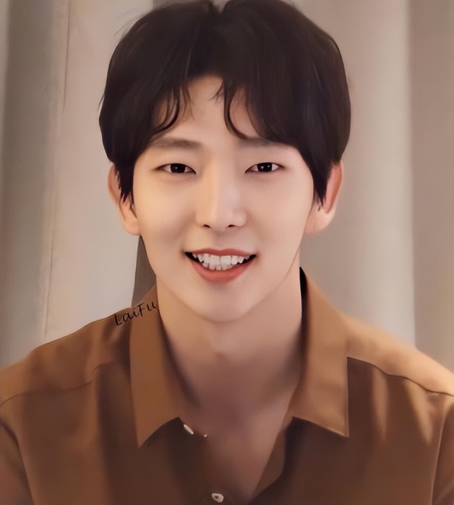 李准基的眼睛很媚,但是特别清澈,看起来又很单纯