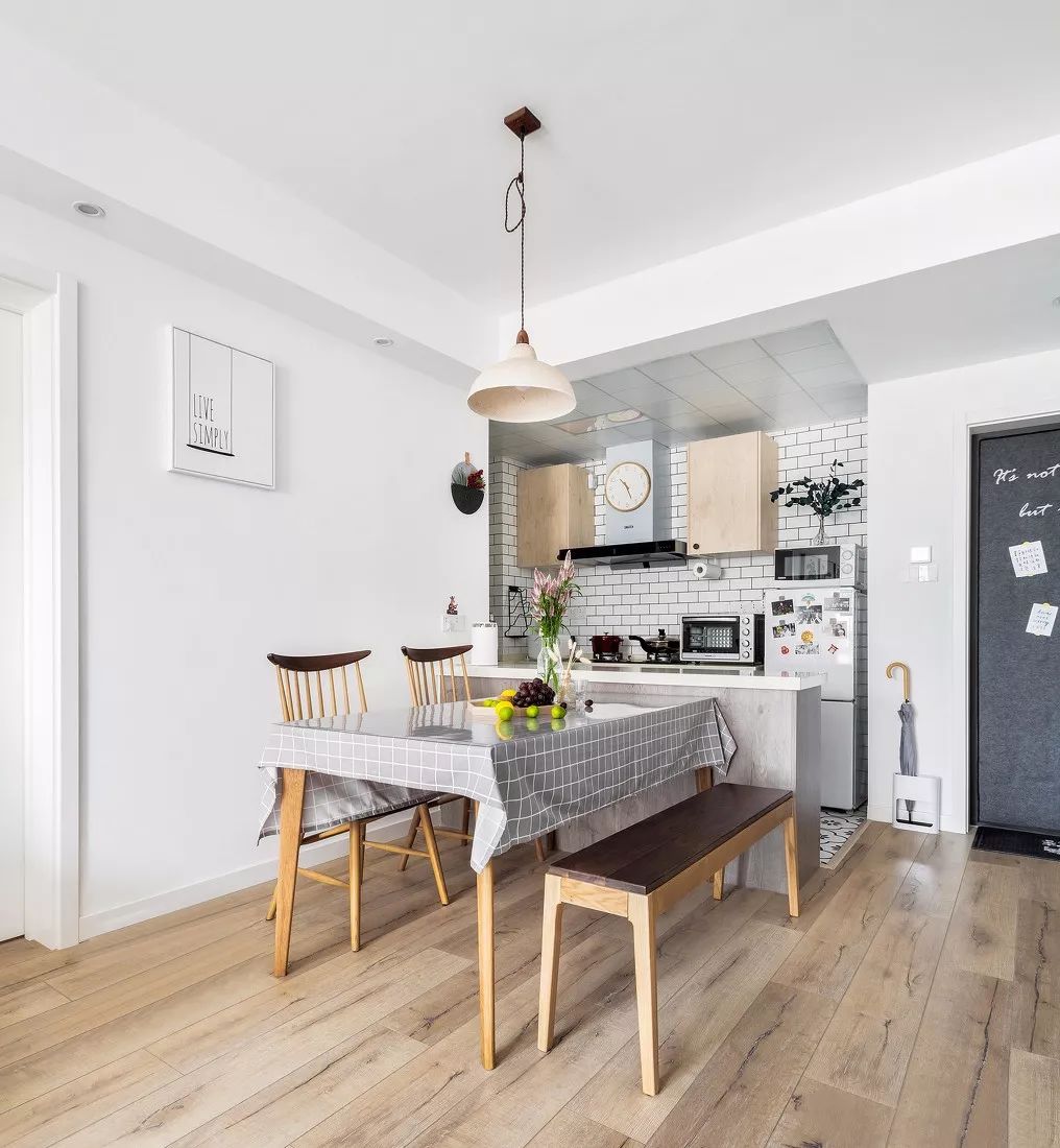 78平北欧风小户型二居室，白、灰与木构造出一个轻松舒适的窝