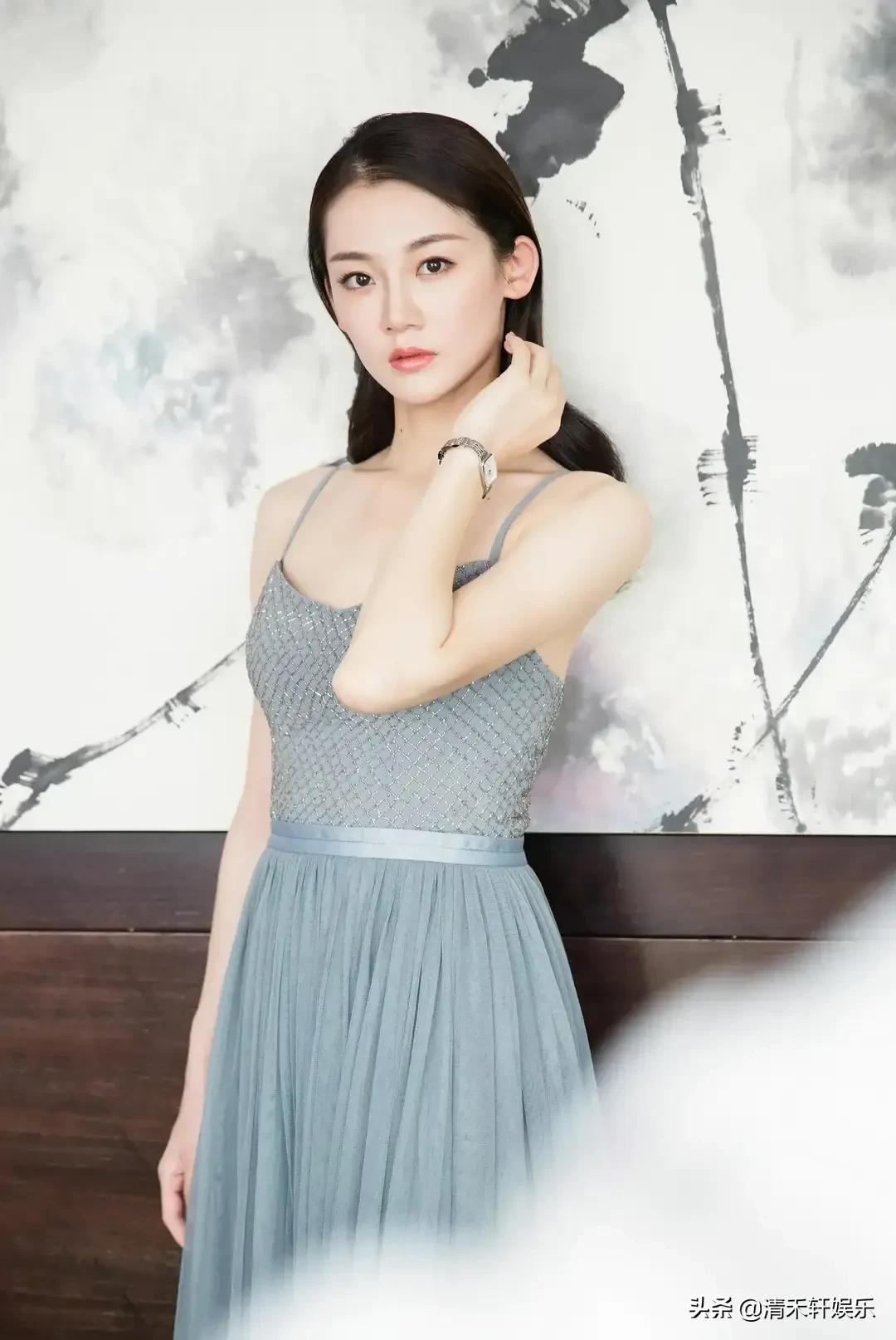 苗苗长发披肩时，更温婉动人。羡慕郑恺，娶到漂亮的老婆回家