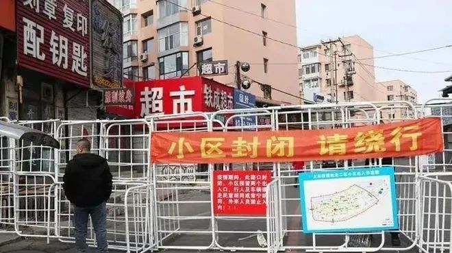 近7000师生转运，市长被免职，高烧没药，苦等6小时没车