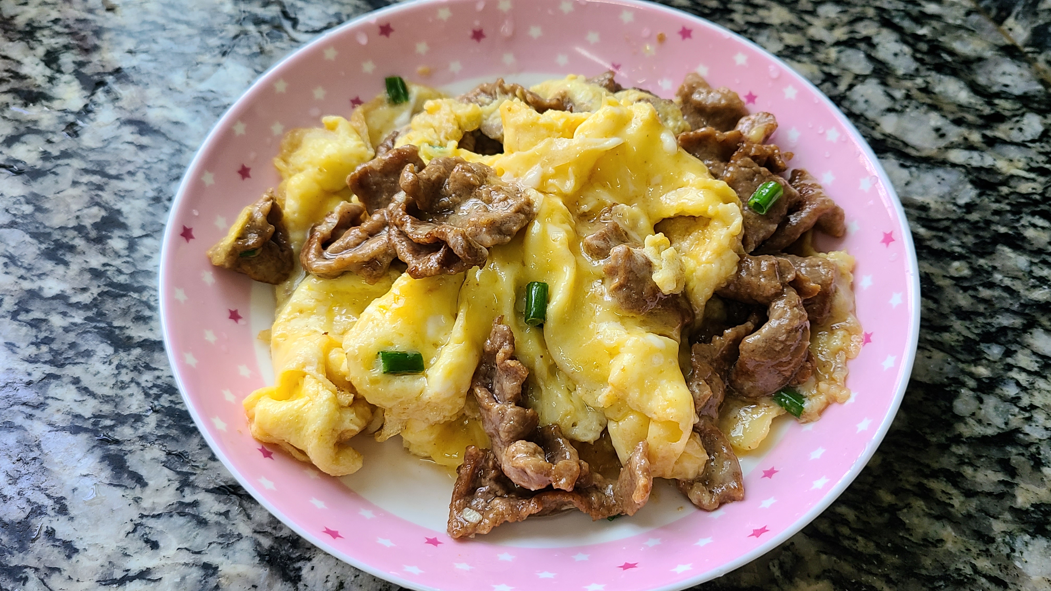 牛肉滑蛋，一道在广东出了名的美食，肉香嫩滑，做法还简单