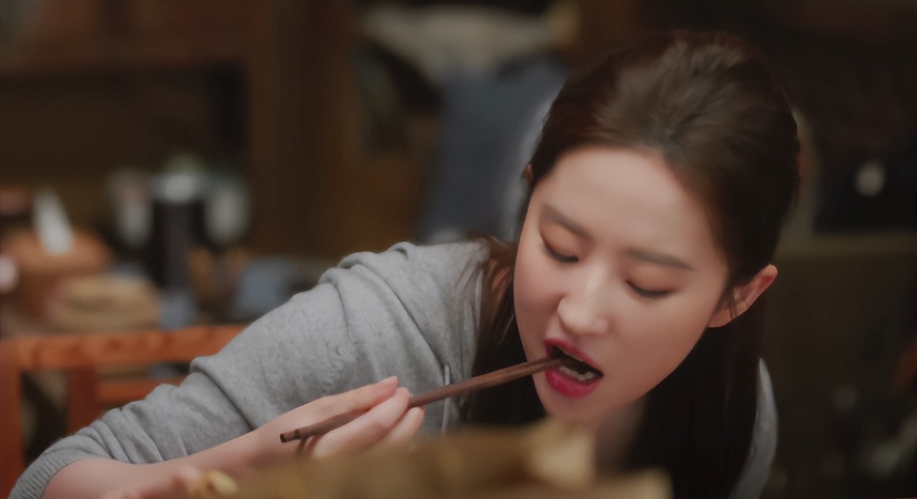 吃得越狠演技越稳!刘亦菲"吃花卷",能让多少女演员脸红?