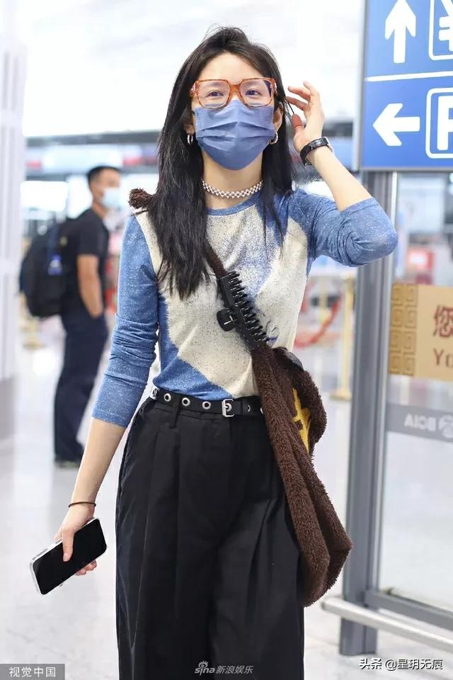 章若楠出发前往录制《中餐厅6》对着手机整理发型