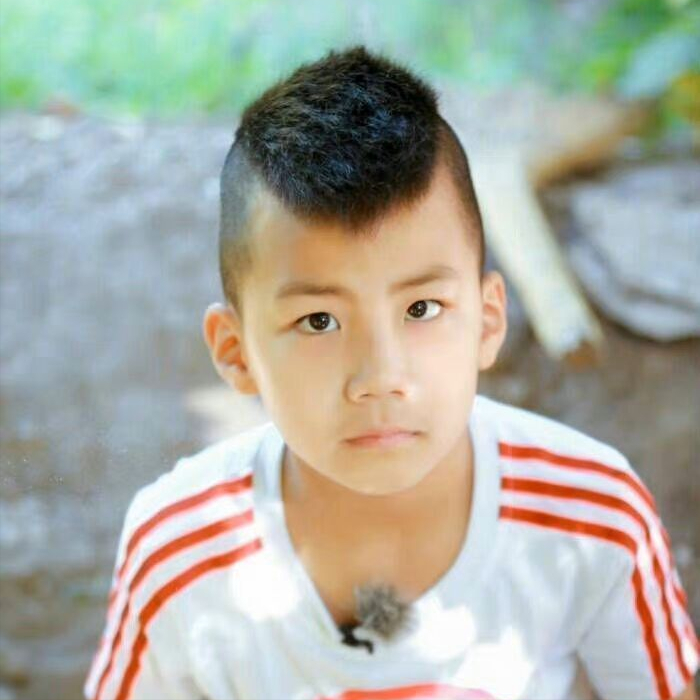 胡军太太带子女登上杂志封面，13岁康康帅气如明星，比爸爸更man