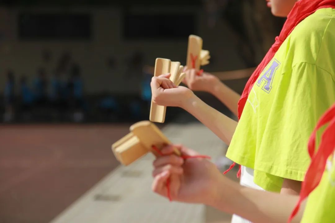 双流区九江小学举行“争做绿色低碳AI小达人”环保主题升旗仪式