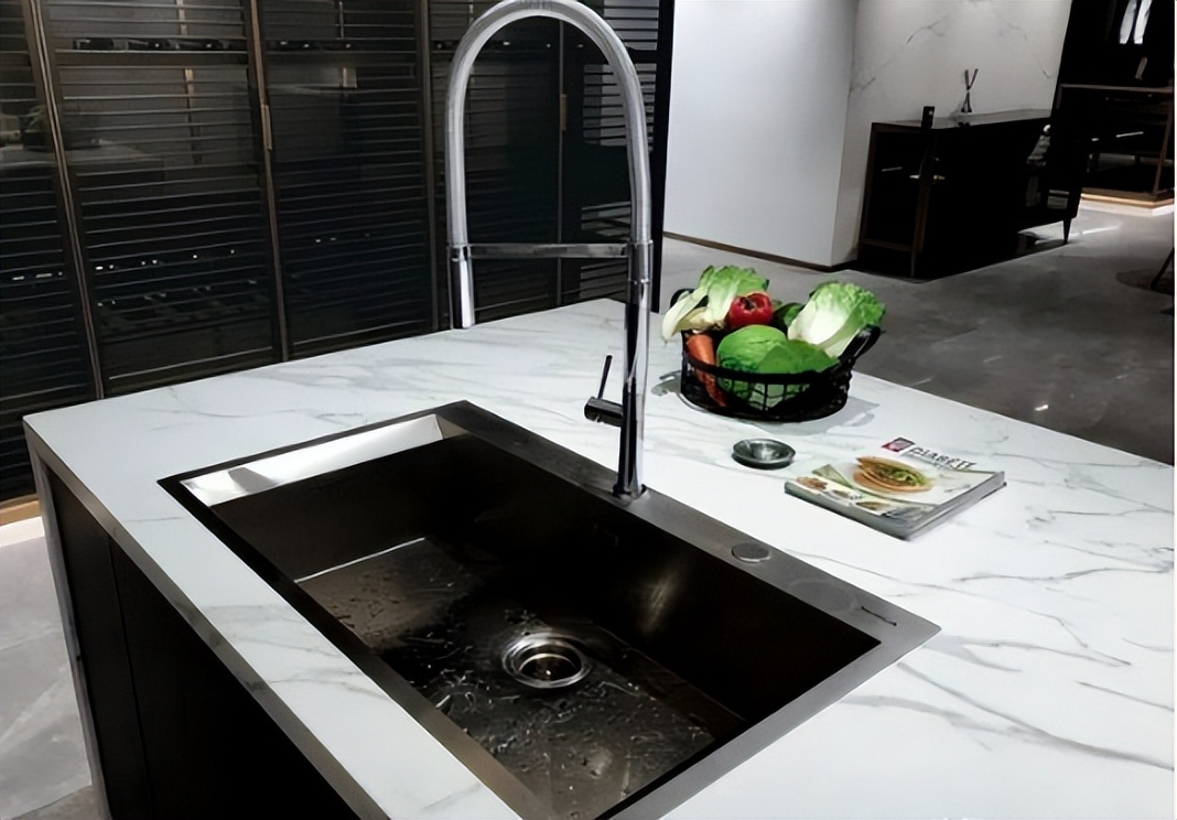 厨房台面不要选这3种,不到3年就开裂,又贵又难用