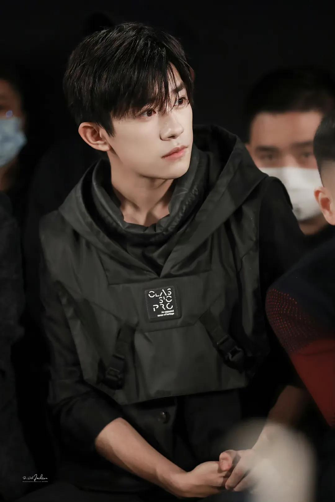 易烊千玺太帅了！正气方刚的男子汉，五官也真的很热血