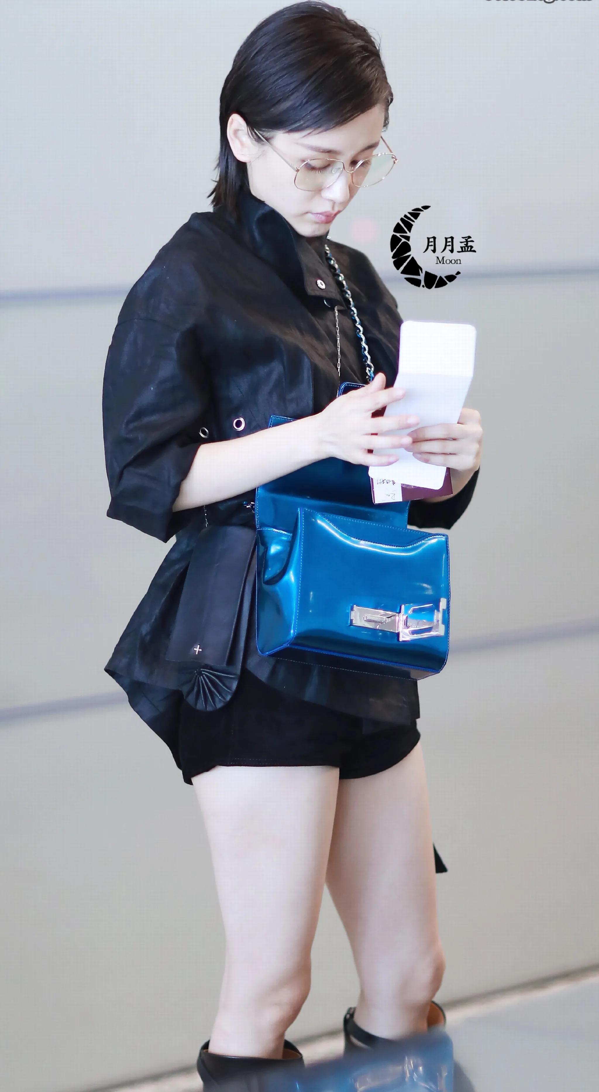 王子文机场大片，黑色外套和黑色短裤诠释经典，红唇妩媚动人