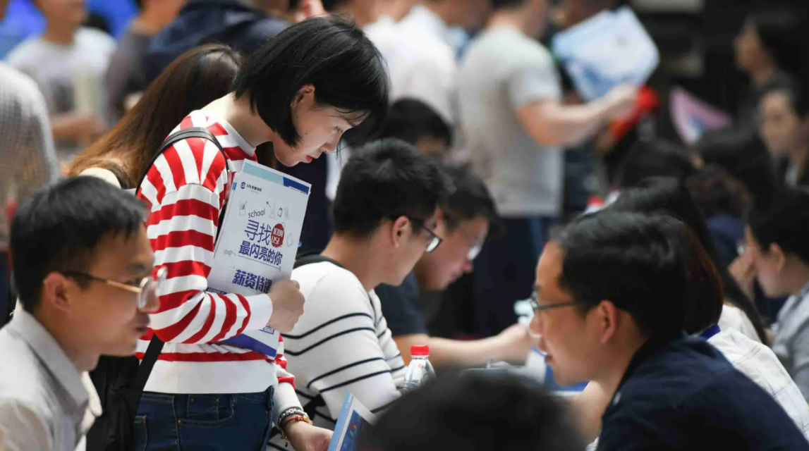 2022年毕业生首超千万人，就业难度再次升级，应届生该何去何从？