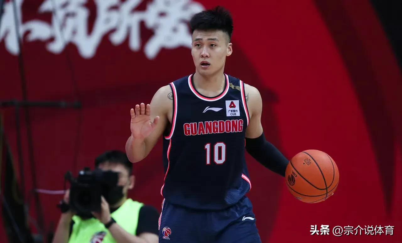 cba周琦是哪個隊</h2>

<p>　　當時廣東隊進攻，趙睿持球沖到籃下，但是分球的時候造成了失誤。對此趙睿直接發了脾氣，將所有的怒火發在小將張昊身上，并指責張昊跑位不及時，導致出現了問題。轉播鏡頭也是給到了這一畫面。趙睿對張昊一陣輸出，這位小將也感到非常的委屈。在中場結束的時候，主教練杜鋒也對張昊進行了一陣輸出，這位小將真是受足了委屈。但是我們看到廣東隊的這次失誤，其實也和趙睿本身有關系，但是他將全部責任歸給了別人，確實有些不太好。也希望趙睿可以收斂一下脾氣，拿出自己最好的狀態水平。</p>

<p>　　<img alt=