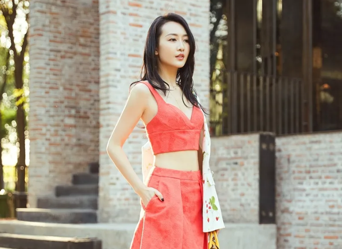 直播哭穷、住着豪宅求关爱，这6位卖惨翻车的明星，太打脸了