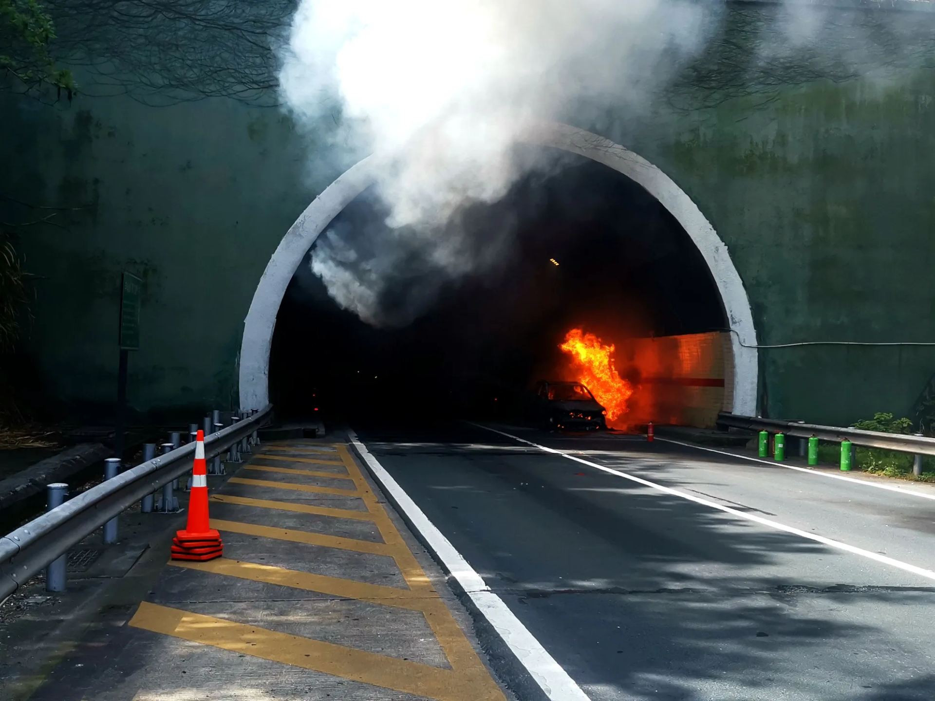 福建泉州隧道着火！隧道大火救援难度大，司乘先逃生还是先救火？