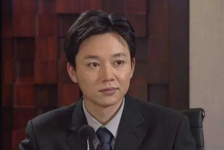 52岁帅大叔《开端》里演技炸裂:初婚净身出户,39岁二婚娶小娇妻,却因摸小鲜肉手上了热搜