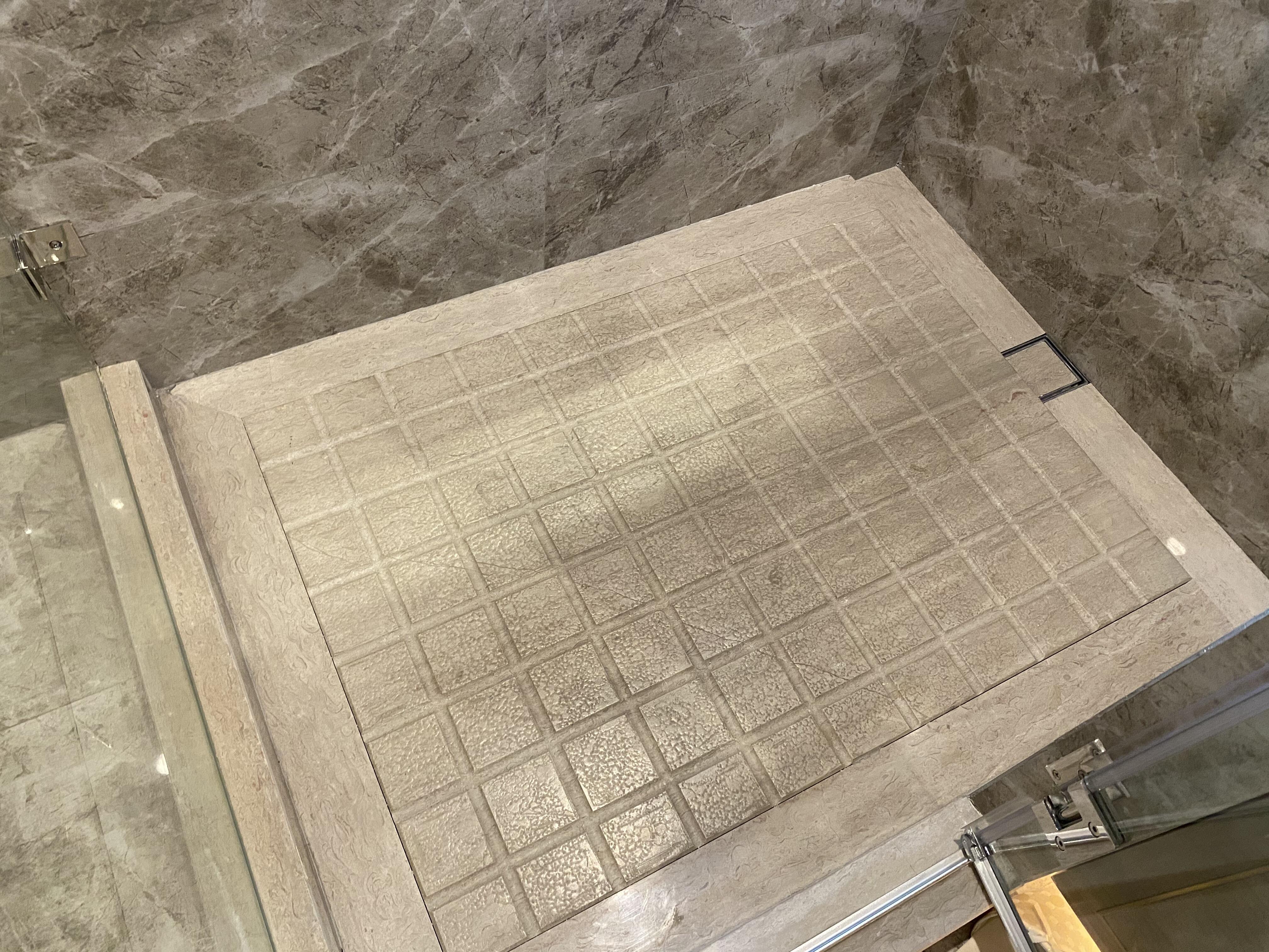 卫生间里常年潮哄哄，工人检查完直言：你家的干湿分离就是摆设