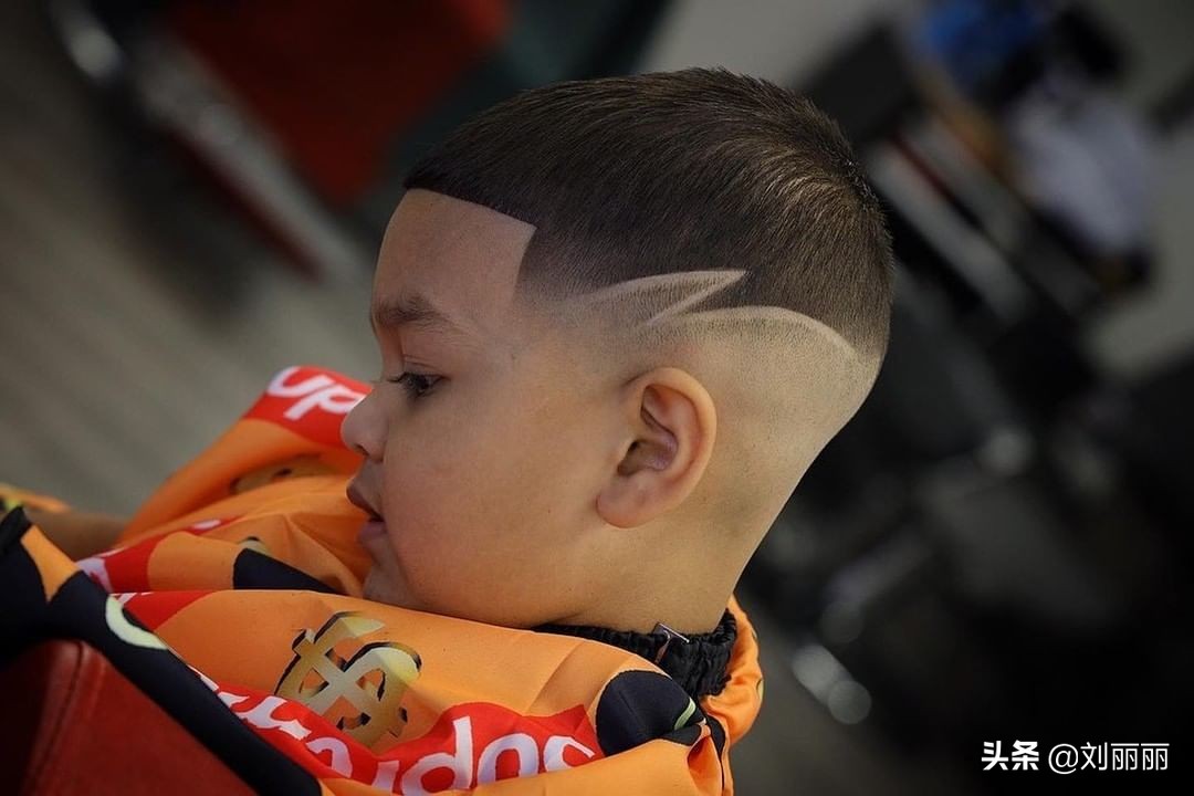 雕刻发型方法图解(别总剪锅盖头了,小男孩发型这样剪,百变时尚帅帅的)