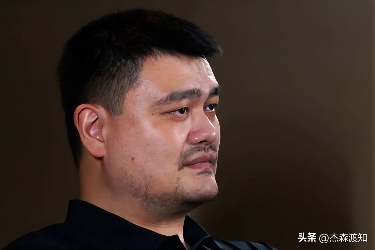 為什么姚明能在nba混（姚明連任原因曝光！5年內幫CBA賺了13億，已開始著手歸化球員）