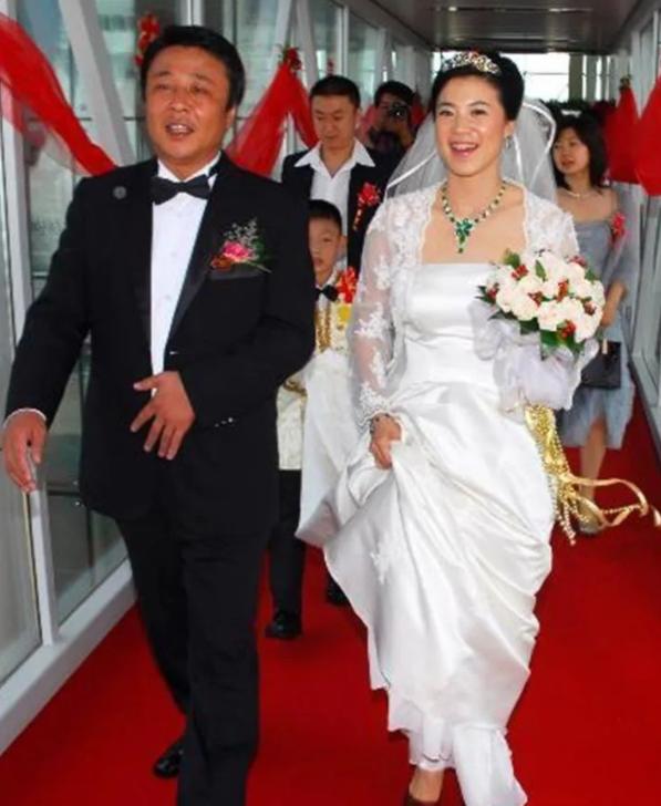 王楠：嫁给大8岁老公郭斌，患癌后老公不离不弃，泪水背后有幸福
