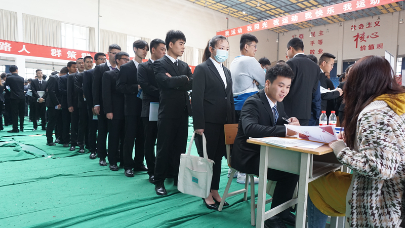 22届高校毕业生首次突破千万，就业难问题突出，名校背景也行不通