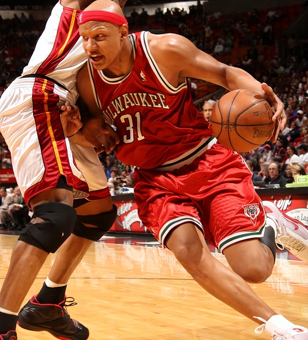 为什么易建联没有参加cba（雄鹿当年六号签选中易建联可谓非常重视，为何一年之后就放弃了？）