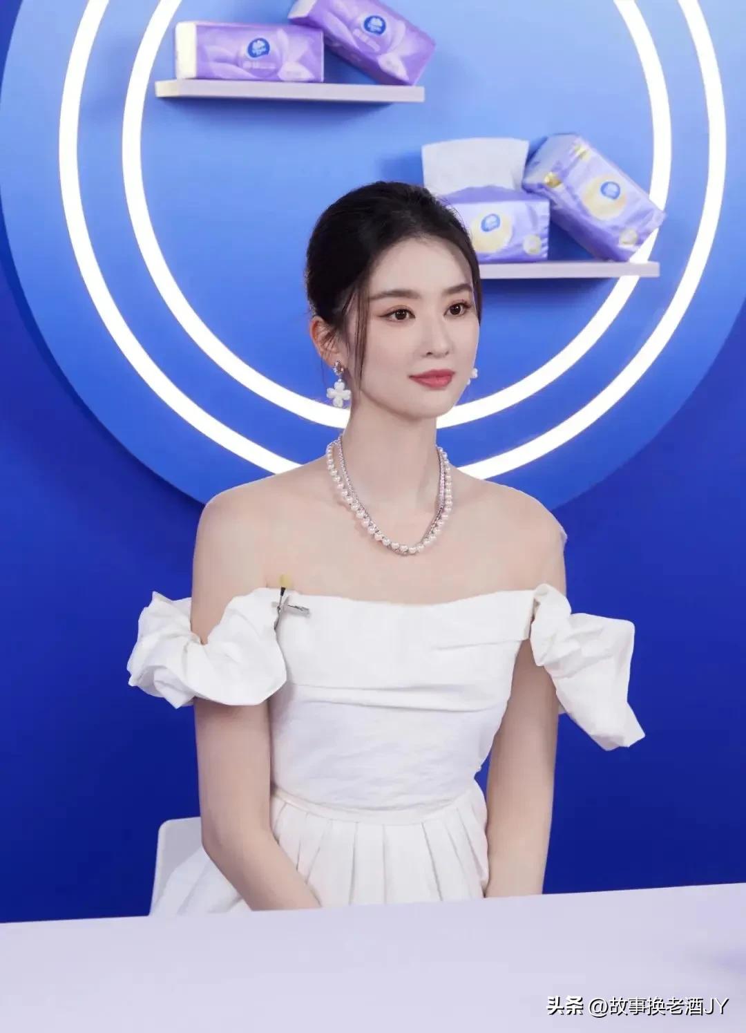 乔欣太美太迷人,一袭白裙凹凸感十足,29岁又纯又欲