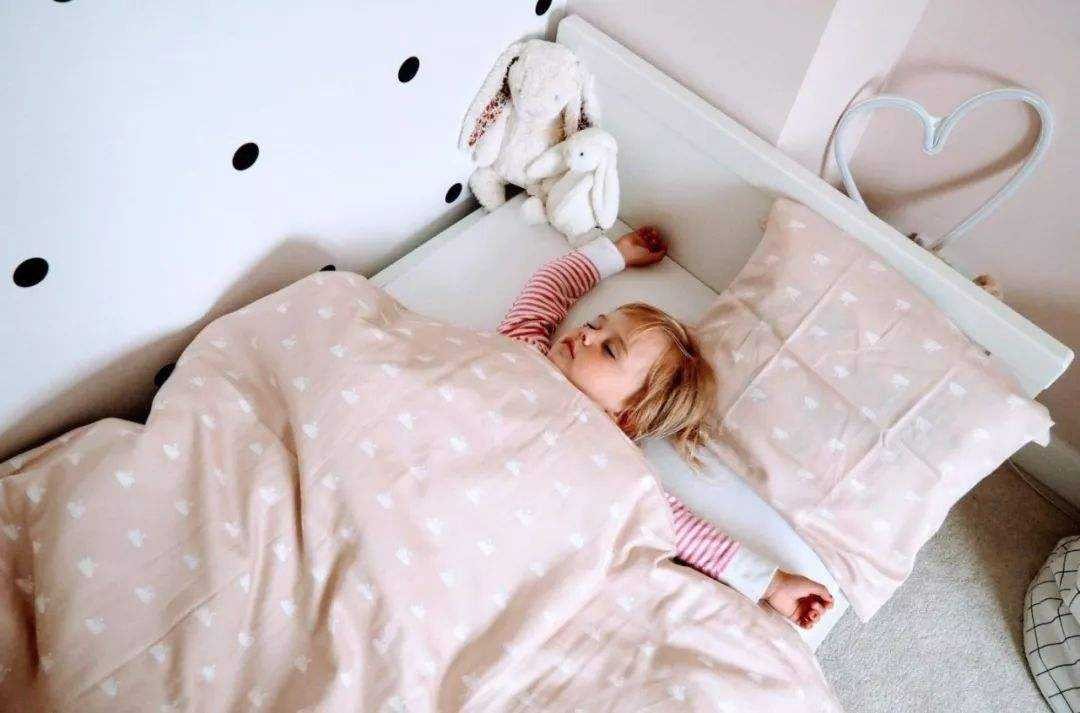 “不想一个人睡”3岁分床5岁分房不靠谱，最佳分床年龄家长要明白