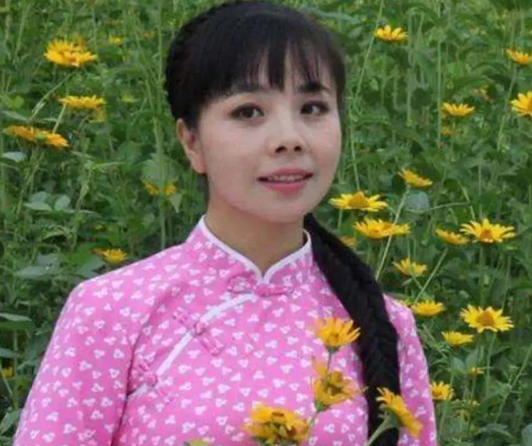 王二妮:23岁成名,放弃百万年薪下嫁农村,婆婆的态度让她不后悔