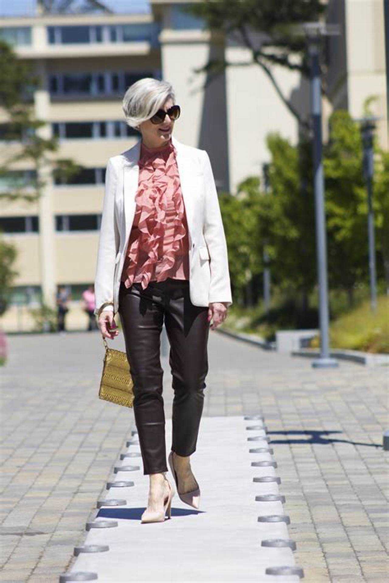 衣品好的女人不怕老，瞧这位身材微胖的白发奶奶，气质远超同龄人