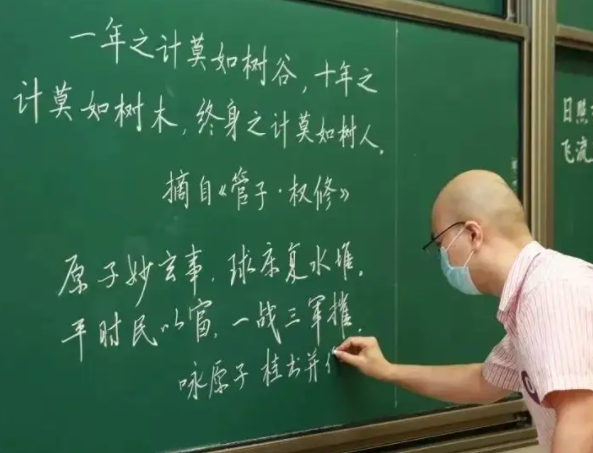 清华大学多门学科“全英授课”，台下全是中国学生，为啥不用汉语