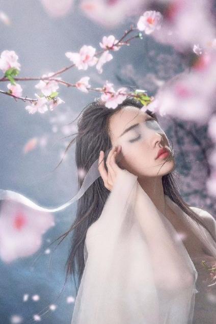 止于唇齿，匿于流年，弹指刹那，掩去芳华，范文：《时不我待》