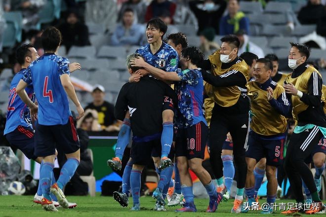 日本为啥晋级世界杯(7次进世界杯！日本队围成一圈，疯狂庆祝！主场4万观众死寂)