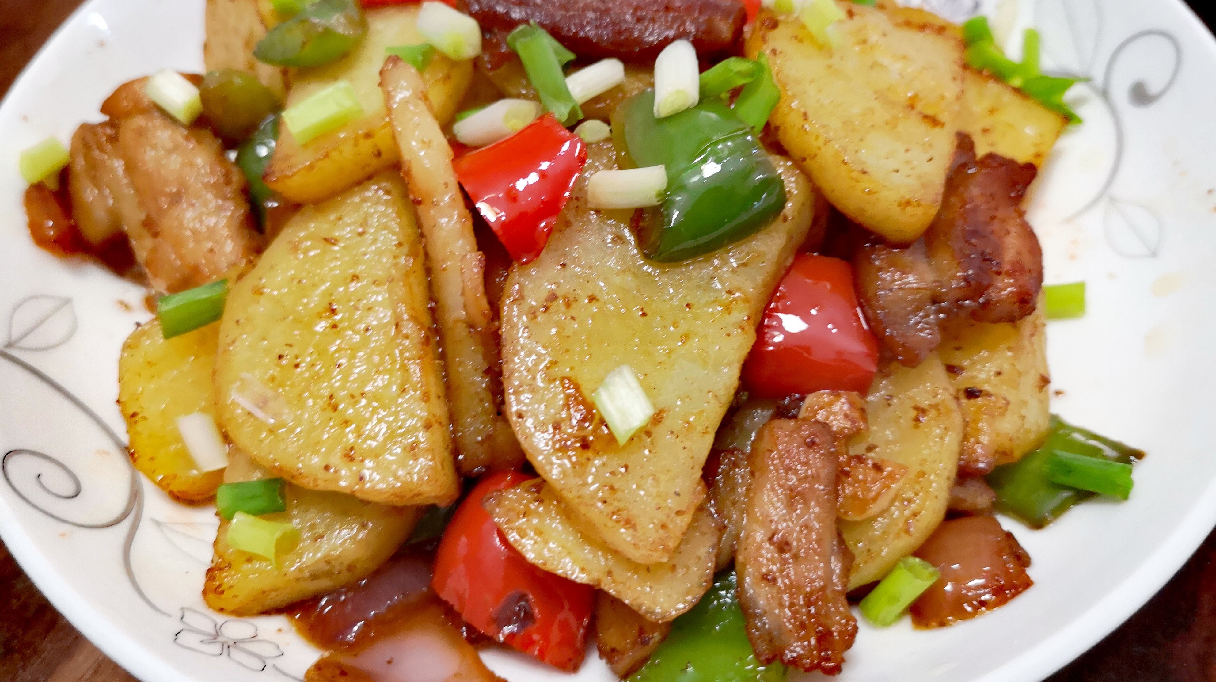 五花肉炒什么配菜好吃(教你营养解馋的土豆片炒五花肉)