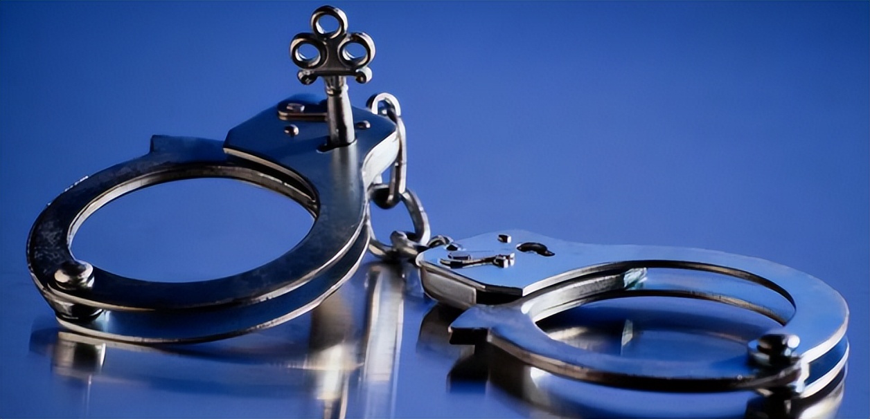 妻子与上司发生关系，丈夫目睹不敢出声：无底线纵欲，多可怕？